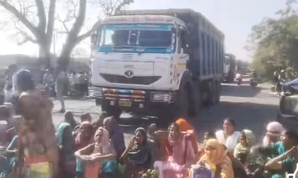 “निवडणूक संपली की बहिणी विसरल्या!” – भंडारा-यवतमाळमध्ये महामार्ग रोको आंदोलन, लाडकी बहीण योजनेच्या पैशांसाठी महिलांचा हाहाकार
