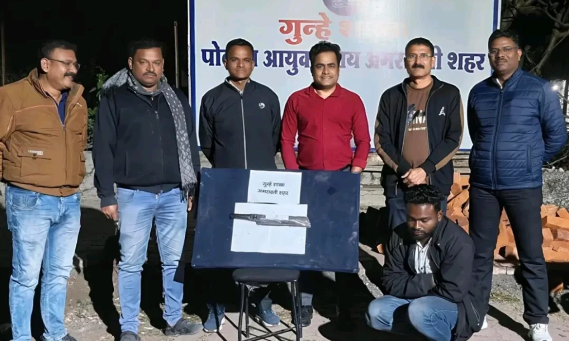 स्थानिक  कॉलेजसमोर सत्तूर घेऊन फिरणारा तरुण पोलिसांच्या सापळ्यात, विद्यार्थ्यांमध्ये खळबळ!